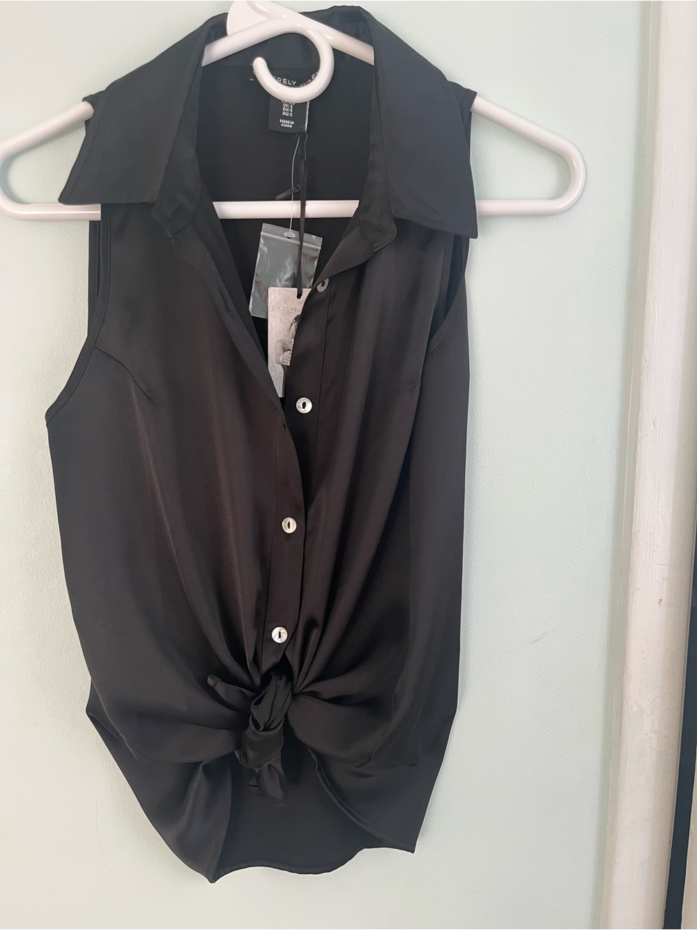 Sincerly Jules Black Sleeveless Satin Tie-Front Blouse Size Small - Picture 7 of 8
